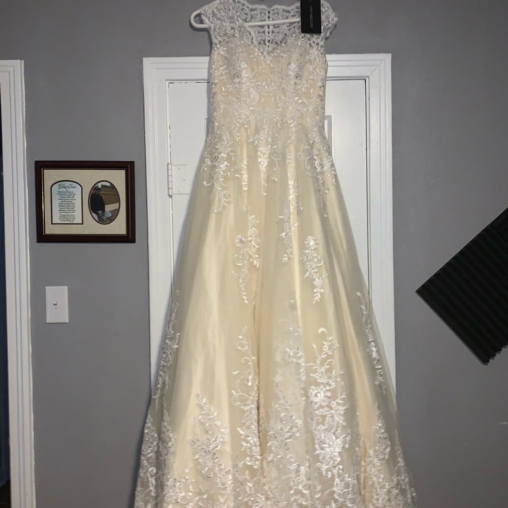 BRAND NEW BEAUTIFUL SIZE 4 WEDDING DRESS